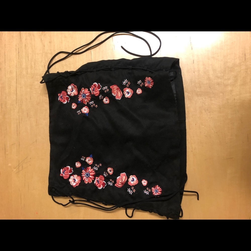 Skirt with pink flowers and ropes on both sides.